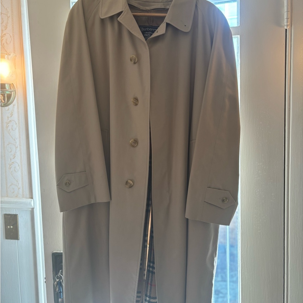 Burberry Men’s Long Beige Trench Coat Button Down Jacket Size 42. Plaid interior